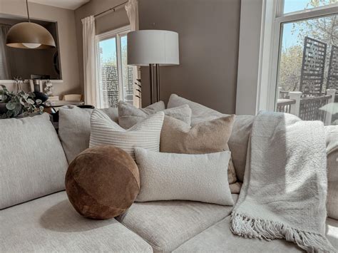 How to Arrange Throw Pillows on a Couch: A Step-by-Step Guide to a Cozy ...