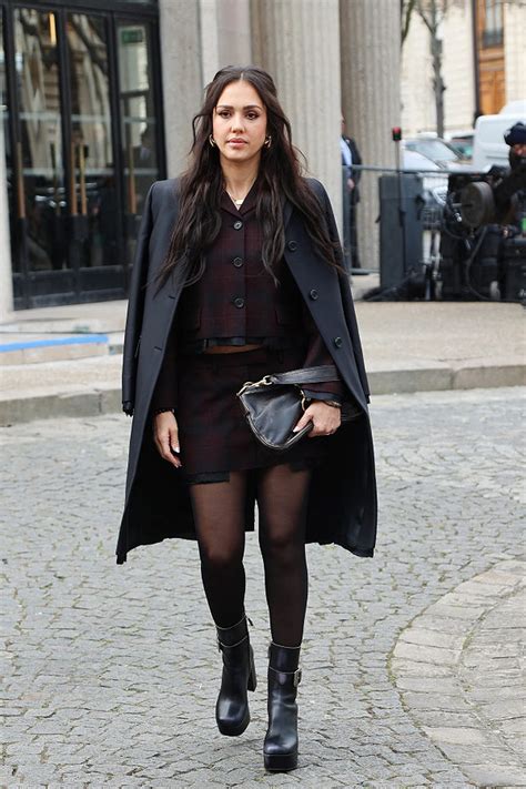 Jessica Alba en ensemble coordonné veste et jupe courte à carreaux au défilé Miu Miu