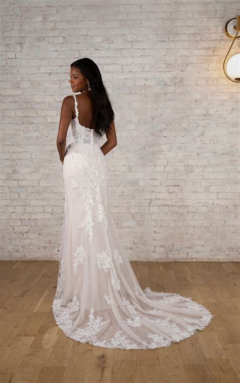Elegant Floral Lace Fit-and-Flare Wedding Dress with Shoulder Straps