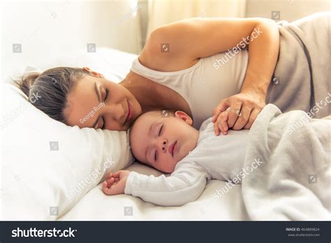 86,161 Baby Sleep Mother Images, Stock Photos & Vectors | Shutterstock