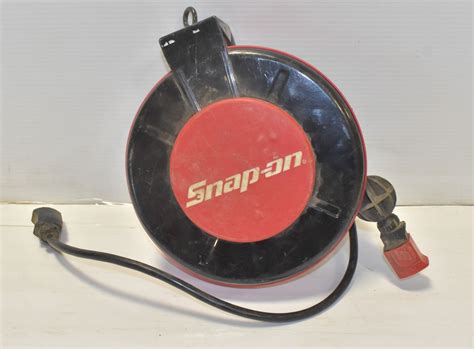 SNAP-ON RETRACTABLE EXTENSION CORD