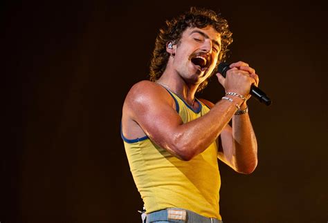 Massachusetts dad invites singer Benson Boone to son's 4th birthday ...