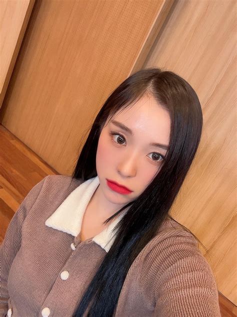 Gahyeon - My heart aches... ㅠ (221203 DC Weverse) : r/dreamcatcher