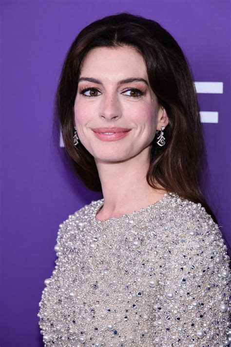 Anne Hathaway’s Teased-Up Hairstyle Is an Effortless Nod to the ’60s | Vogue