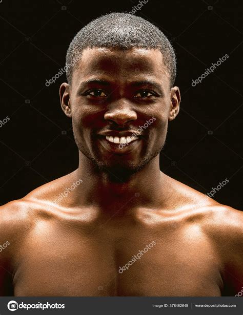 흑인 배경에 섹시 한 흑인 남성. 잘생긴 마초의 프런트 뷰. 연결 된 이미지 — 스톡 사진 © svyatoslavlipik ...