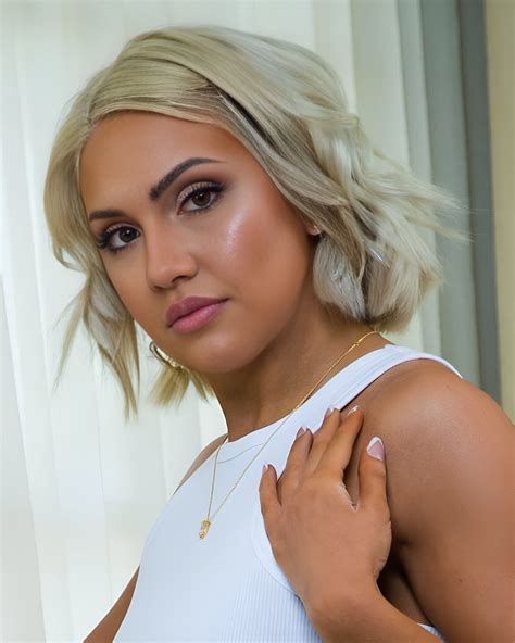 Bambi Barton (Actress) Age, Net Worth, Wiki, Husband, Family, Videos & Photos