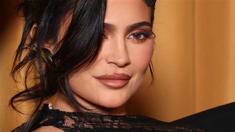 Kylie Jenner Was Deep In Her Minimalist Makeup Era At The Golden Globes ...