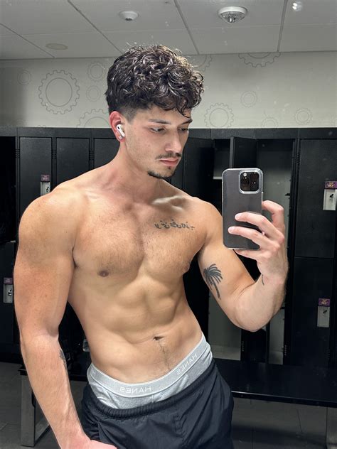 Oh planet fitness locker rooms > : r/HotGuysWorkingOut
