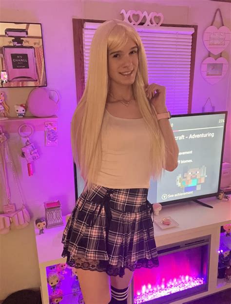 Victoria Gar 'Vica TS' : r/genderfluid