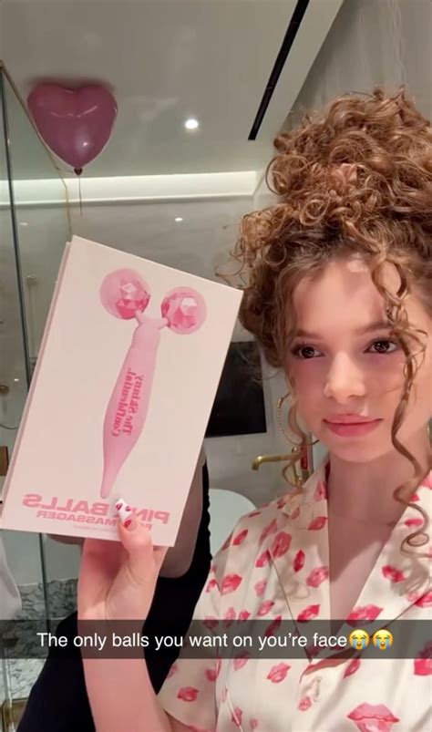 Sunday Kalogeras 𝜗𝜚 ⋆ in 2025 | Sisters funny, Quick jokes, Relatable post funny