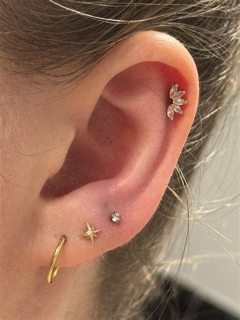 Pimple (?) full of blood near 9 month old 3rd lobe piercing : r/piercing