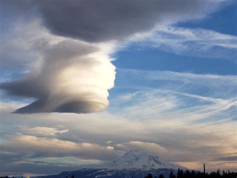 Epic cloud formation. Mt. Shasta, CA : r/weather