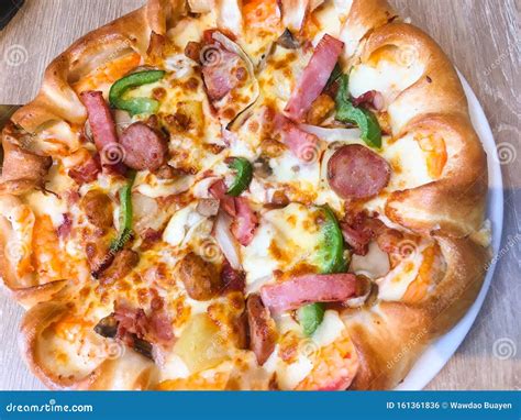 Super Deluxe Pizza With Pepperoni, Mushroom, Pineapple, Onion, Capsicum ...