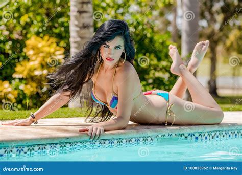 Sexy Latina Met Lang Zwart Haar in Bikini Stock Foto - Image of manier ...