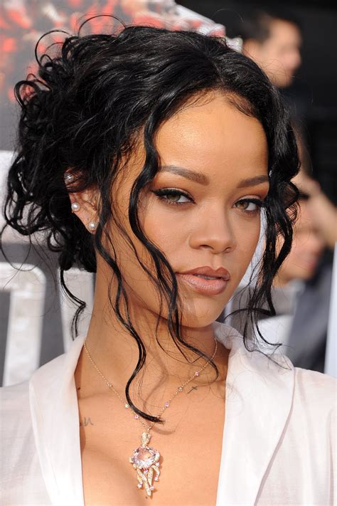 Rihanna Has No Fear at the MTV Movie Awards | Mode kapsels ...