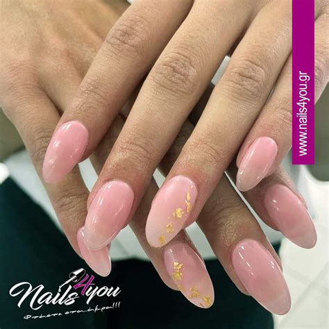Θεϊκό manicure με φύλλα χρυσού στα Nails 4 You - Nails4You