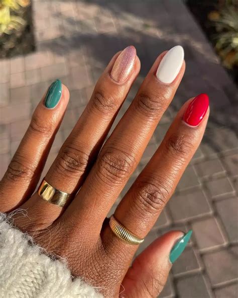 30 Christmas Nail Designs You Can Try This Holiday Season - Her Style Code