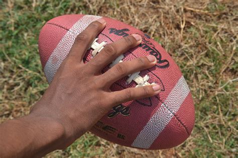 How to Throw a Football ? : 10 Steps (with Pictures) - Instructables