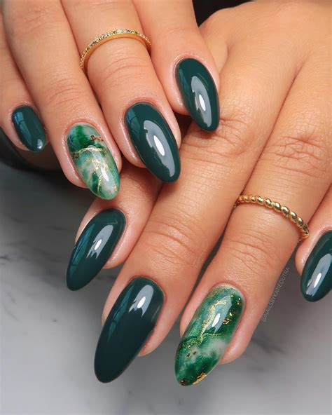 23+ Dark Green Christmas Nails Are This Season's Biggest Beauty Flex ...