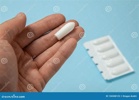 Supositorio Para El Uso Anal O Vaginal En Las Manos De Un Hombre Velas Para El Tratamiento De ...