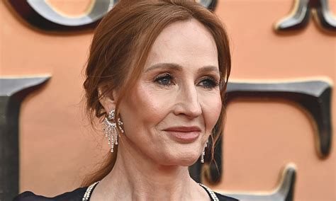 Mae Martin comes out as non-binary and updates pronouns