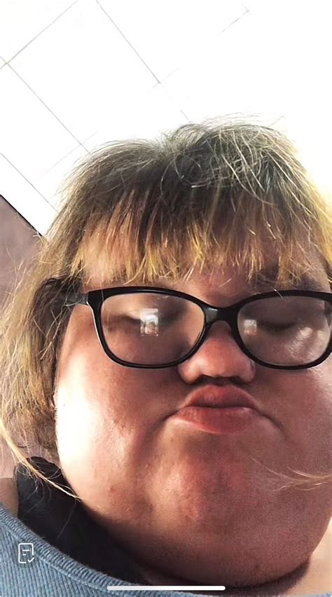 Miss thang is on live and actually responding to comments : r/leslieclarksnark