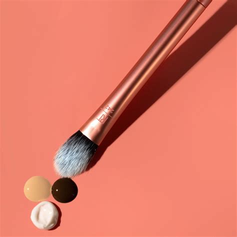 Real Techniques Brightening Concealer Makeup Brush, Face Brush For Eye ...