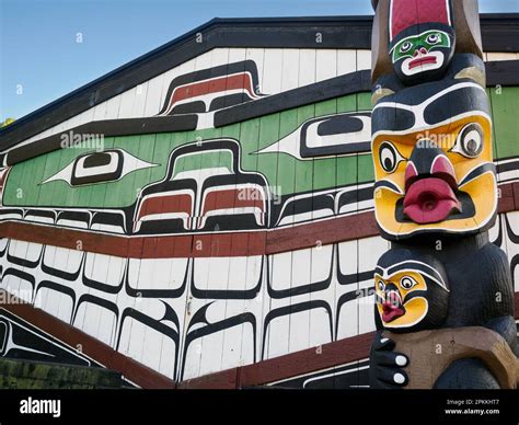 First Nations totem pole and Big House, Thunderbird Park, Vancouver ...