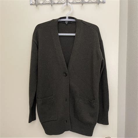 Uniqlo dark green cardigan #uniqlo #cardigan #sweater - Depop