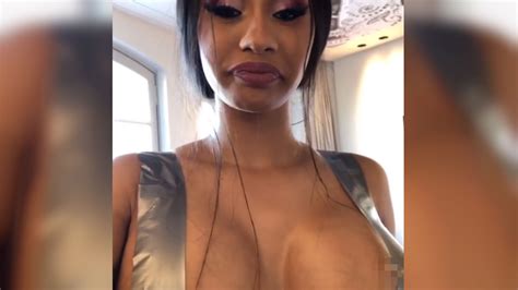 Cardi B usó cinta adhesiva para levantarse las boobs y culpó a su hija ...