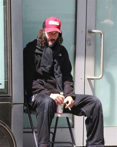Keanu Reeves smoking, barefoot in Brooklyn, NY (2018) : r/pics