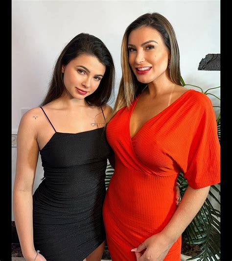 Foto: Vídeo pornô de Andressa Urach com Natasha Naturista está disponível no Privacy - Purepeople