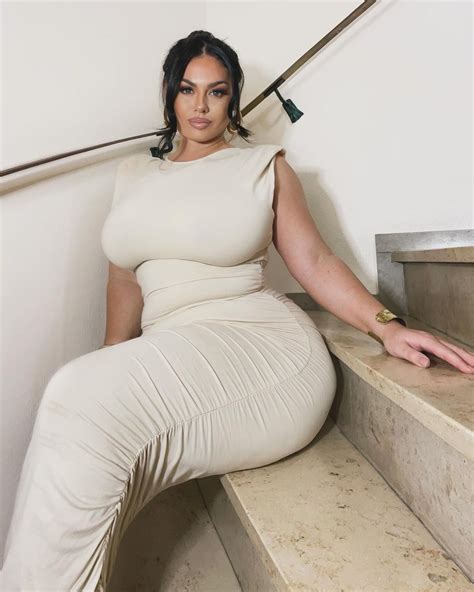 Pin em Top heavy women