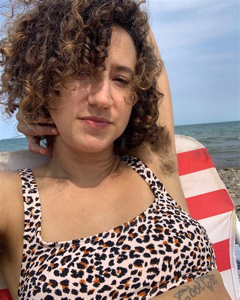 Hairy pits on the beach 🏖 | Scrolller