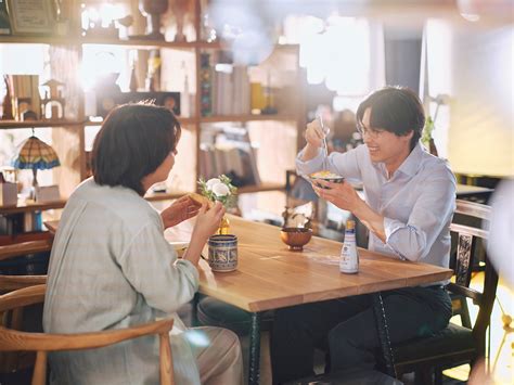 犬にもみくちゃにされる松たか子＆松村北斗のおちゃめなハプニング！『ファーストキス 1ST KISS』メイキング映像公開 – THE FIRST ...