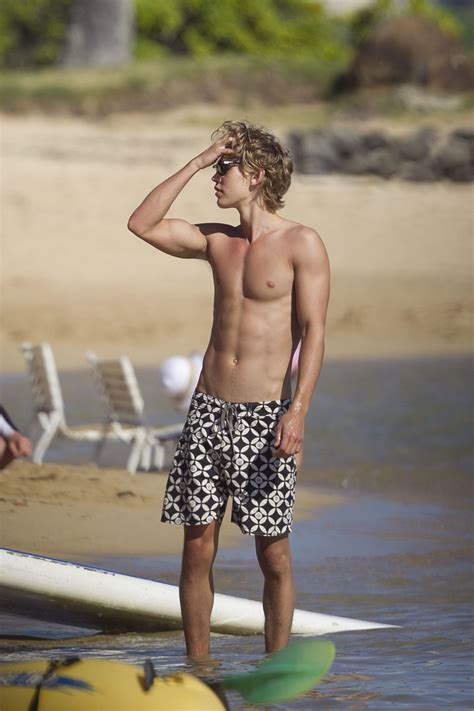 Austin Butler sighting paddleboarding in Hawaii | Male Celeb News ...