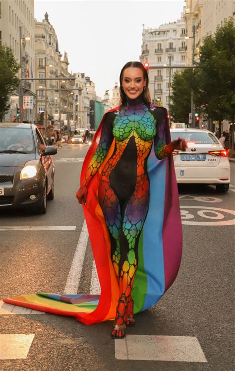 La 'tiktoker' Noelia Moya se pasea desnuda y envuelta en color por ...