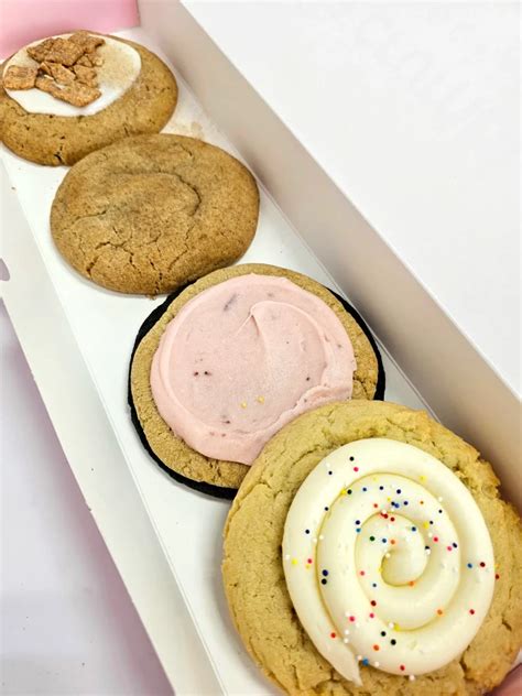 Crumbl Cookie Review: Vanilla Glaze ft. Cinnamon Toast Crunch, Birthday ...