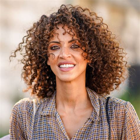 9 popular curly layered hairstyles stylists are raving about ...