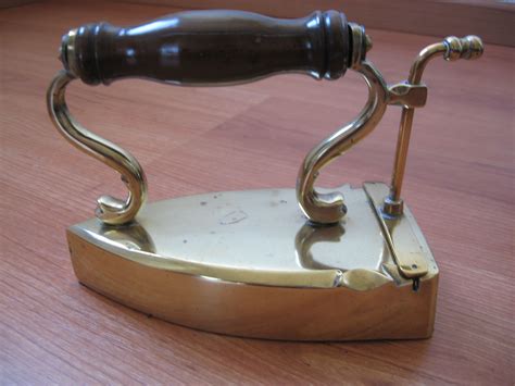 European box iron | Fer a repasser ancien, Fer à repasser, Fer forgé