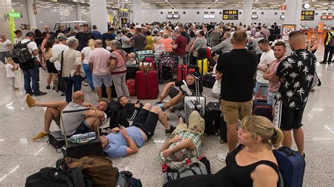 Hundreds of thousands stranded after travel firm Thomas Cook collapse ...