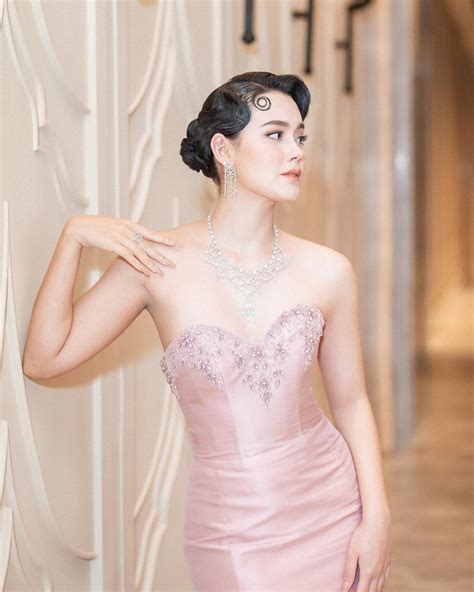 Cứ lên đồ sexy là Denise Jelilcha Kapaun khiến vạn người say mê