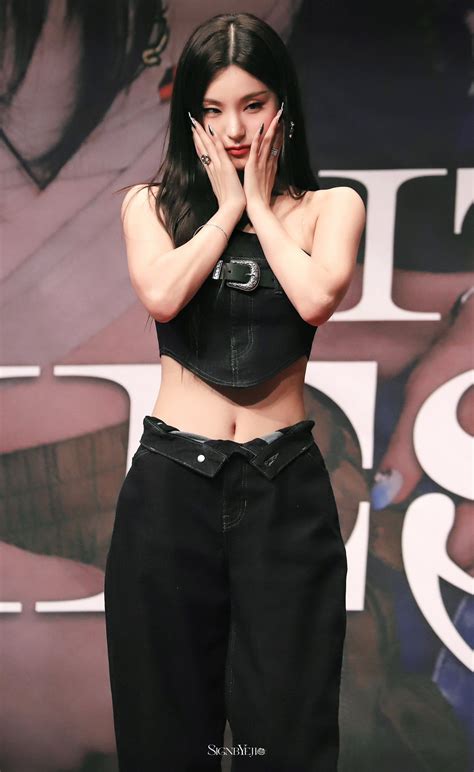 -𝐒𝐢𝐠𝐧𝐛𝐘𝐞𝐣𝐢𝟐𝟕𝟕 (@SignbYeji277) on X | Itzy, Kpop outfits, Stage outfits