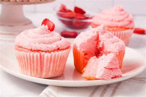 17 Stunning Strawberry Desserts For Valentine's Day That Scream Romance