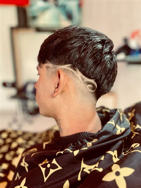 Mid fade con diseño (grecas) en 2025 | Grecas de cabello, Pelo corto de ...