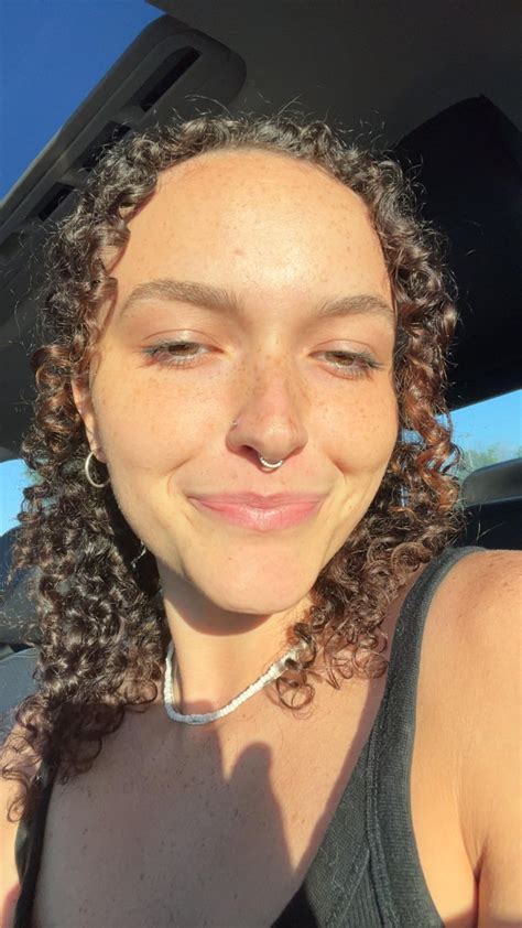 Is it okay to lay my edges as a white girl with curly hair ? : r/curlyhair