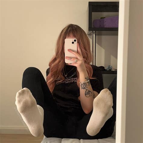 If you lick my feet well I'll let you use my pussy : r/AltFeet