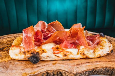 What is Pinsa and How Different Is It From Pizza?