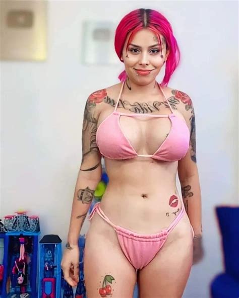 Mona estrena cuerpo y destrona a Karely Ruiz como la reina de OnlyFans