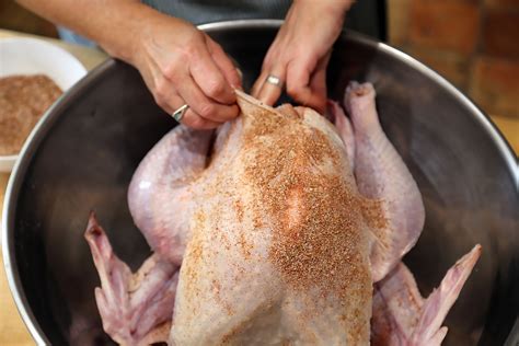 Make Your Turkey Super Juicy With This Secret Trick For Rubbing ...